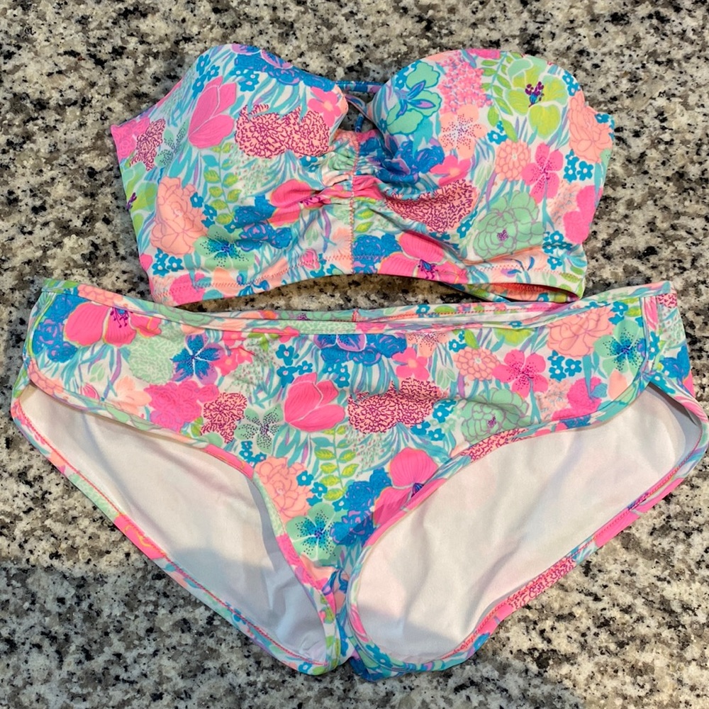 Victoria secret swimsuit set. Top size 32c. Bottom size small.